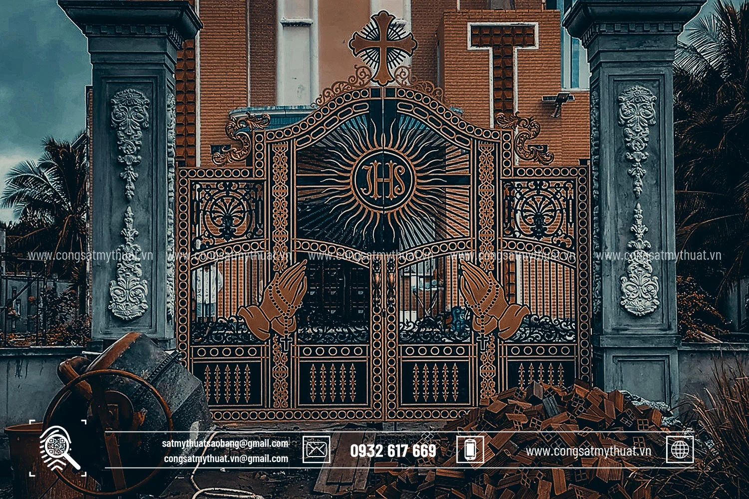 Cổng nhà thờ công giáo mỹ nghệ là gì?