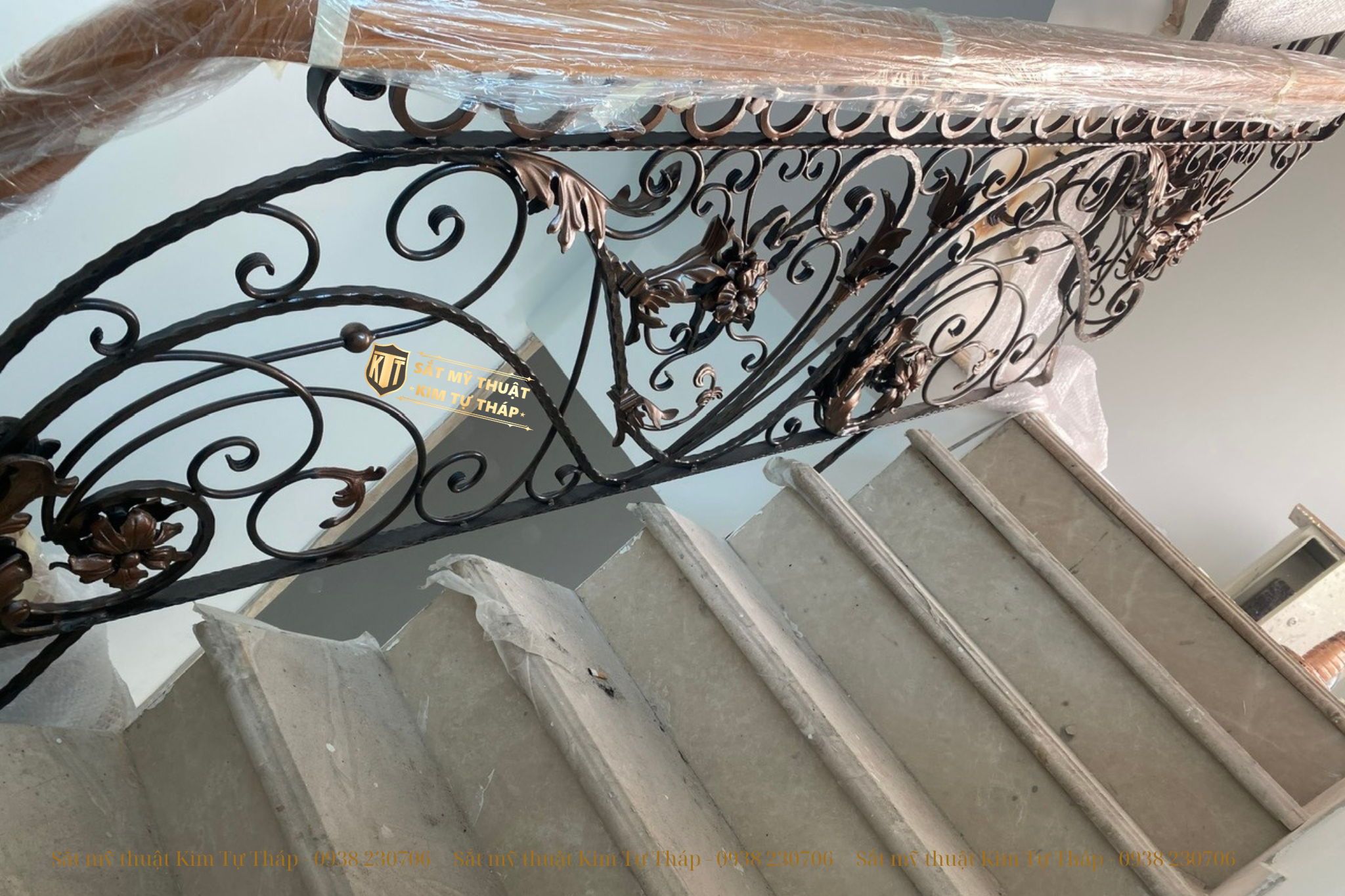 Thiết kế và thi công Lan can ban công và lan can cầu thang nhà phố KTT Cầu thang sắt mỹ nghệ CT088.1