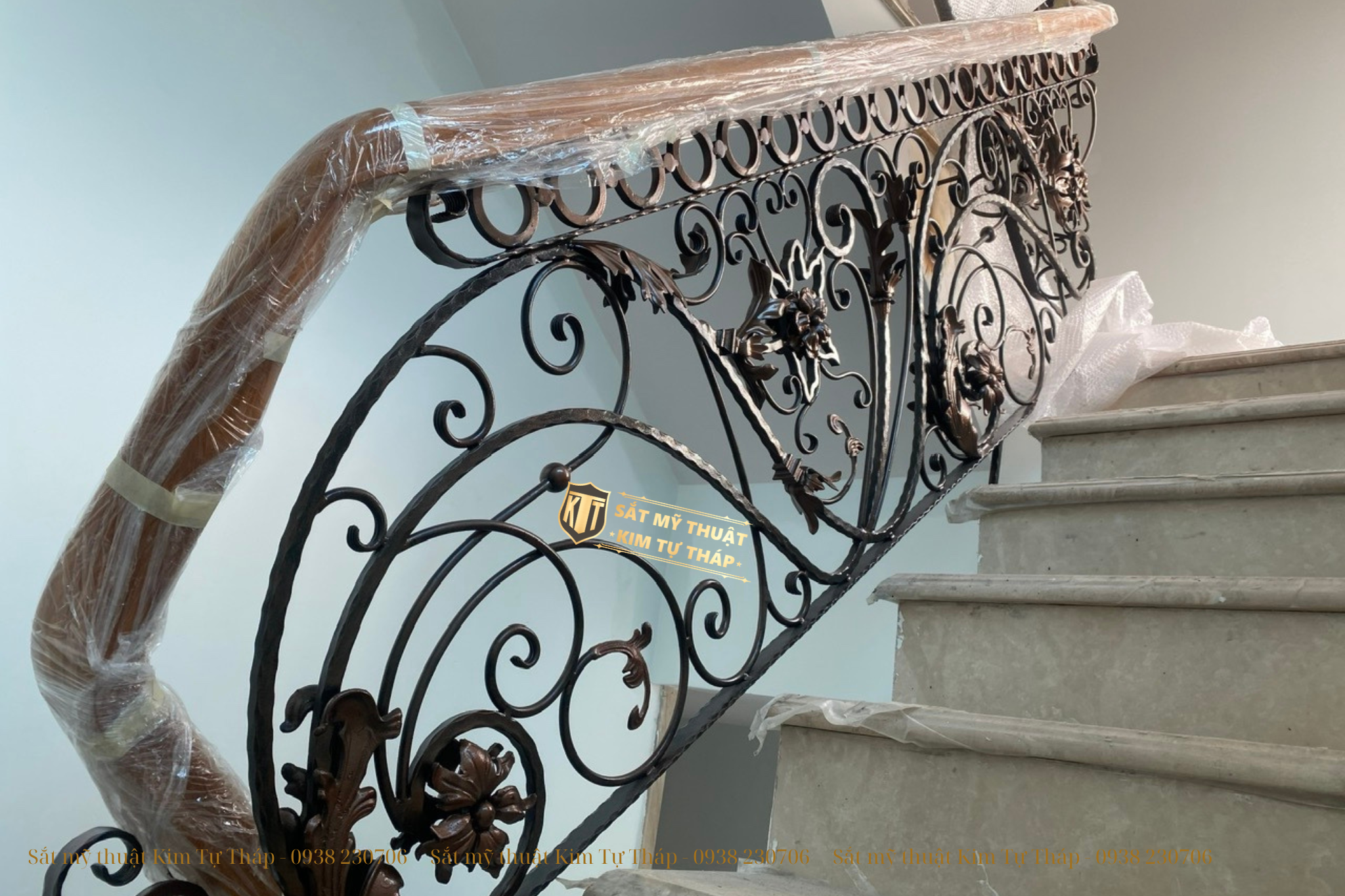 Thiết kế và thi công Lan can ban công và lan can cầu thang nhà phố KTT Cầu thang sắt mỹ nghệ CT088.3