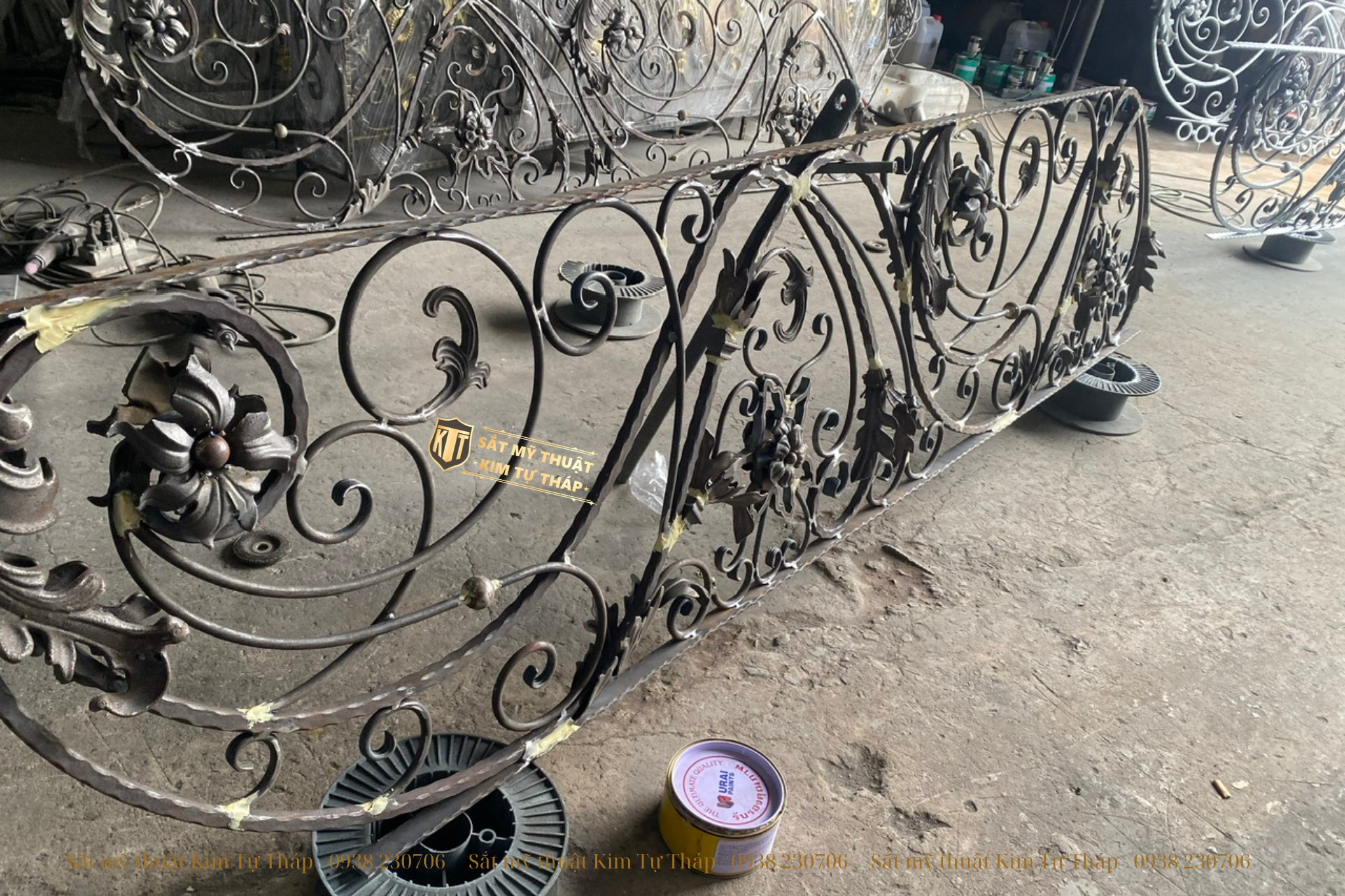 Thiết kế và thi công Lan can ban công và lan can cầu thang nhà phố KTT Cầu thang sắt mỹ nghệ CT088.5