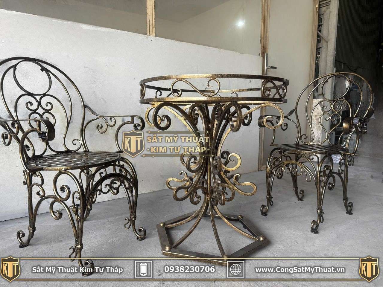 Bộ bàn ghế sắt mỹ thuật độc bản từ Kim Tự Tháp