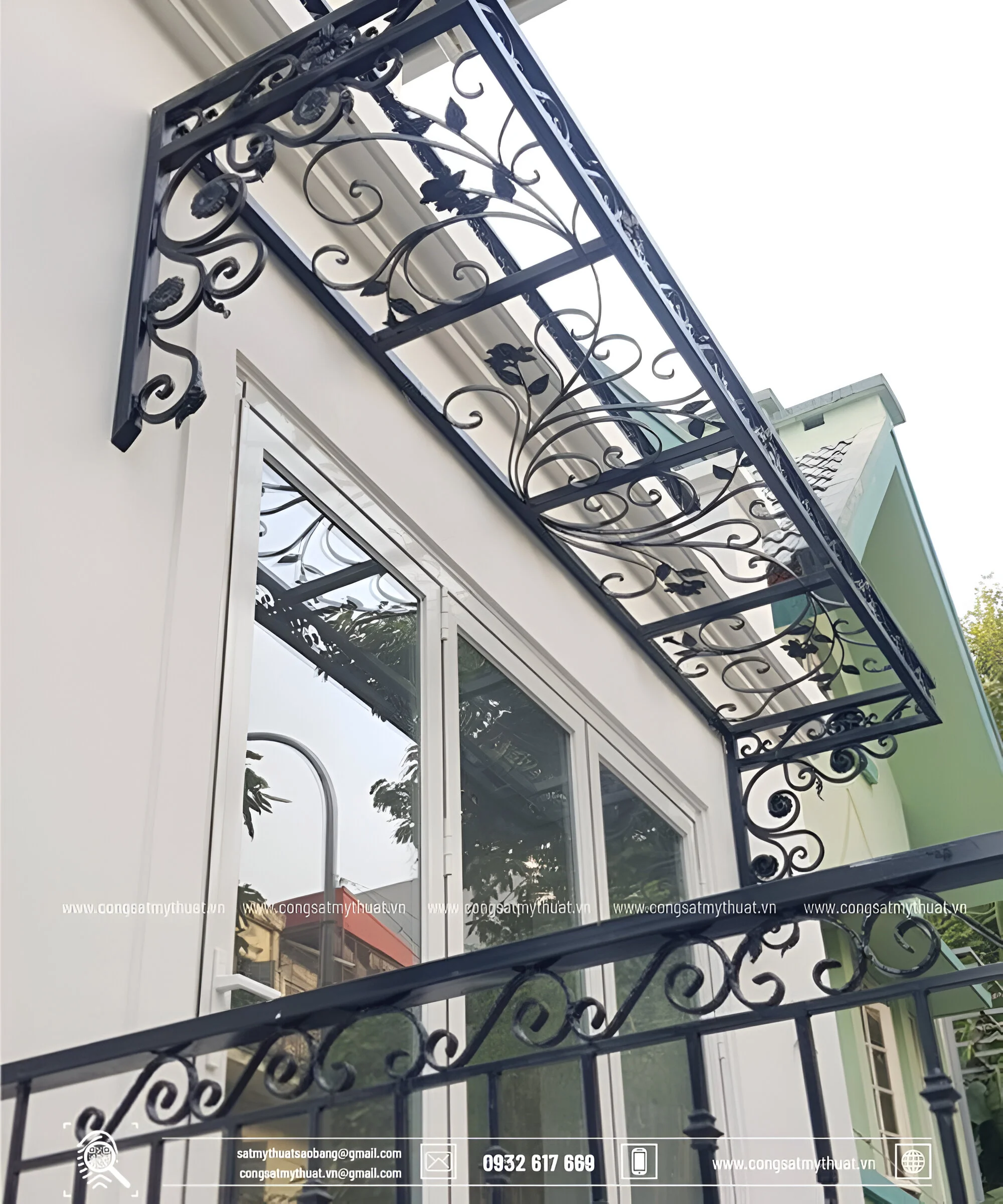 Cửa sổ hoa sắt nghệ có mái che 
