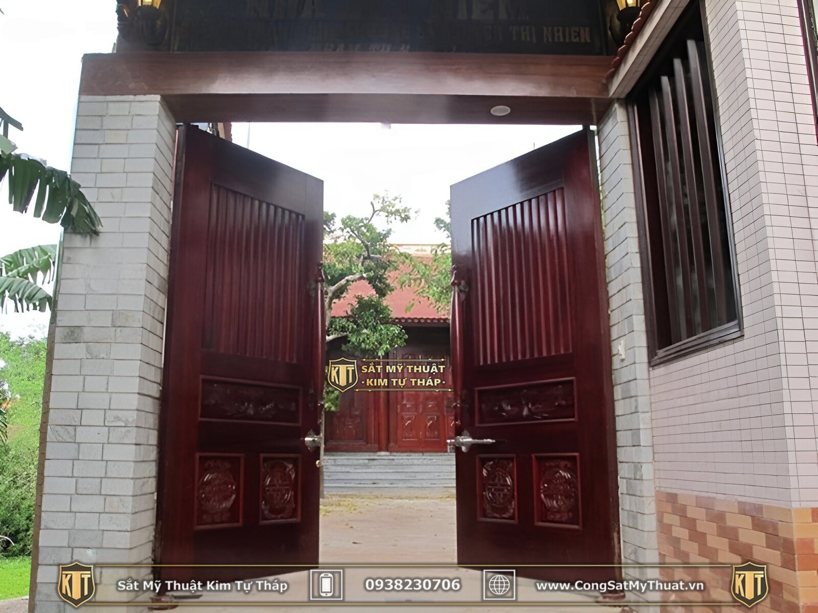 cửa gỗ biệt thự hiện đại làm bằng gỗ táu 