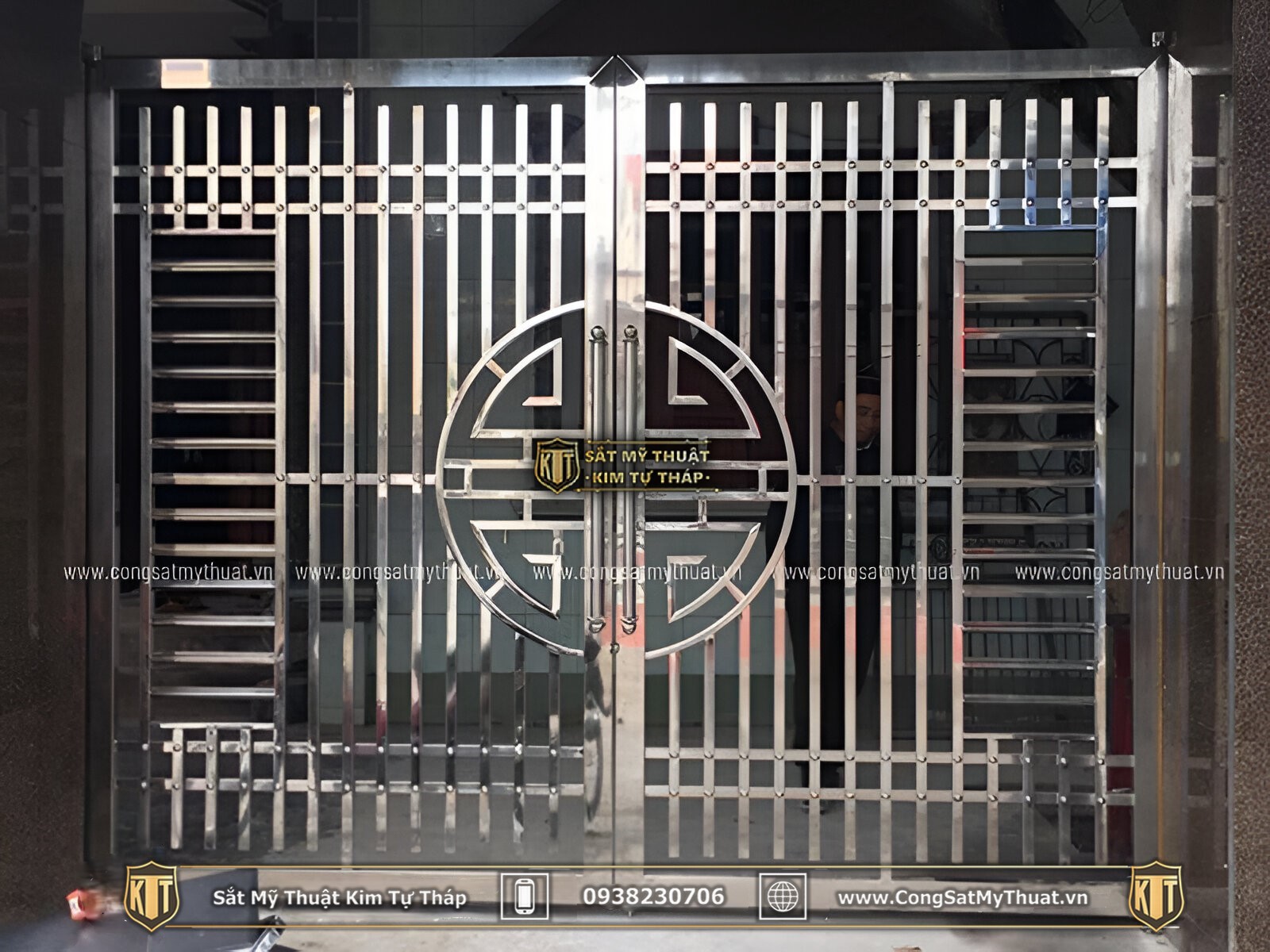 Cổng nhà đẹp ở nông thôn 2 cánh inox 