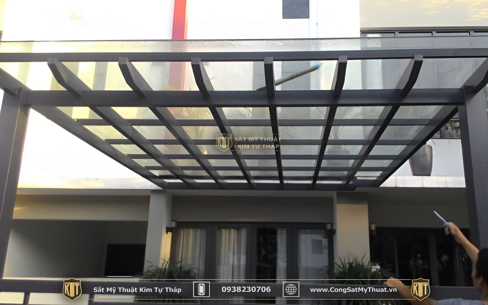 Mẫu mái kính sân thượng đơn giản