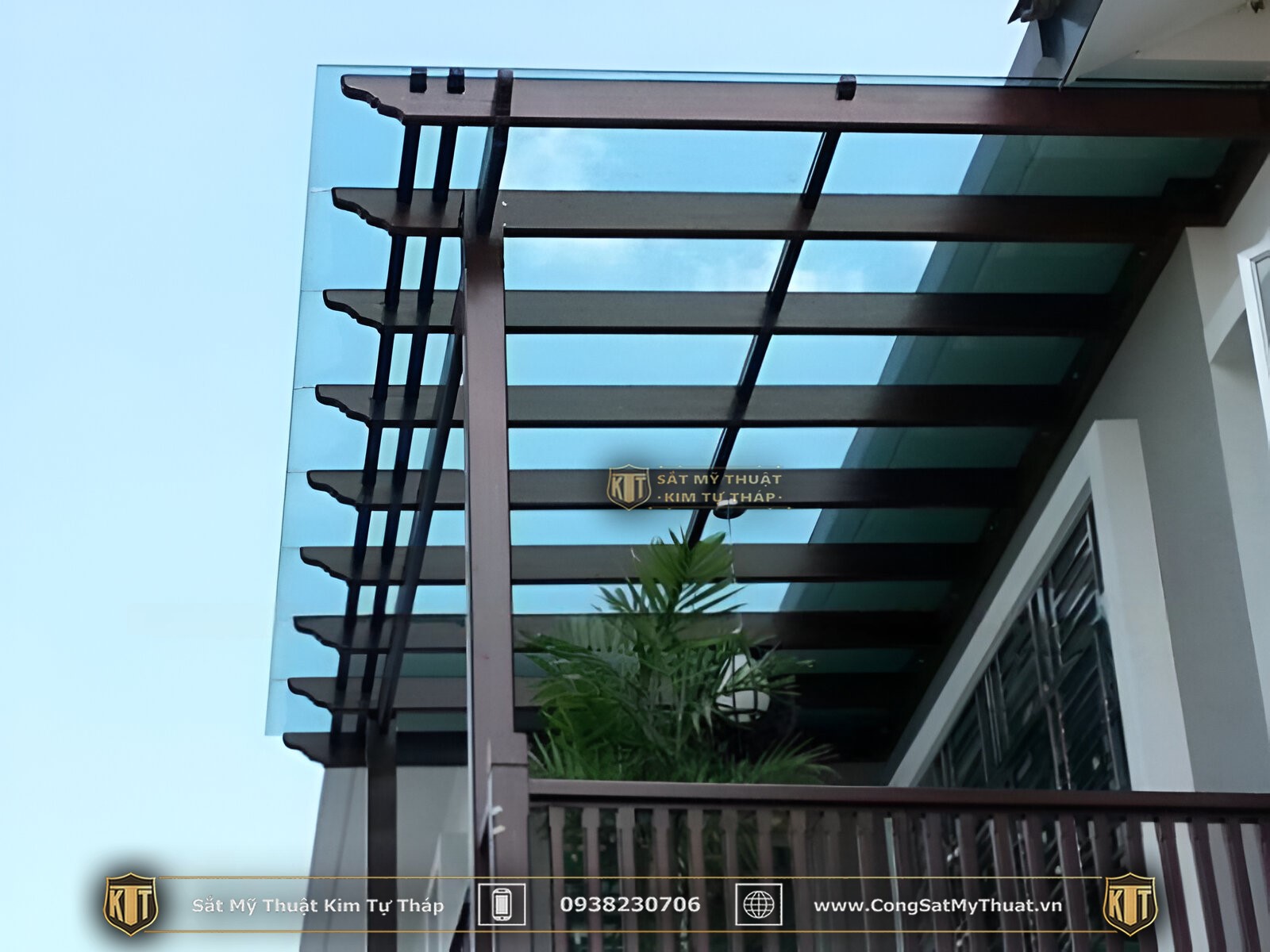 52+ Mẫu Mái kính cường lực màu xanh đẹp sang nhất (2025) Thiết kế mái kính cường lực màu xanh khung gỗ