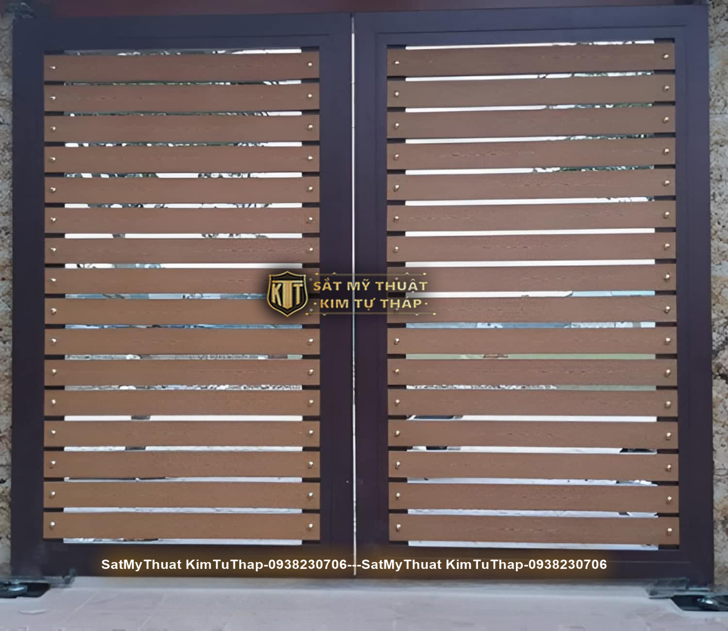 52+ Mẫu cổng sắt nan gỗ (vân gỗ, giả gỗ) được ưa chuộng nhất hiện nay Cổng sắt giả gỗ 2 cánh đẹp