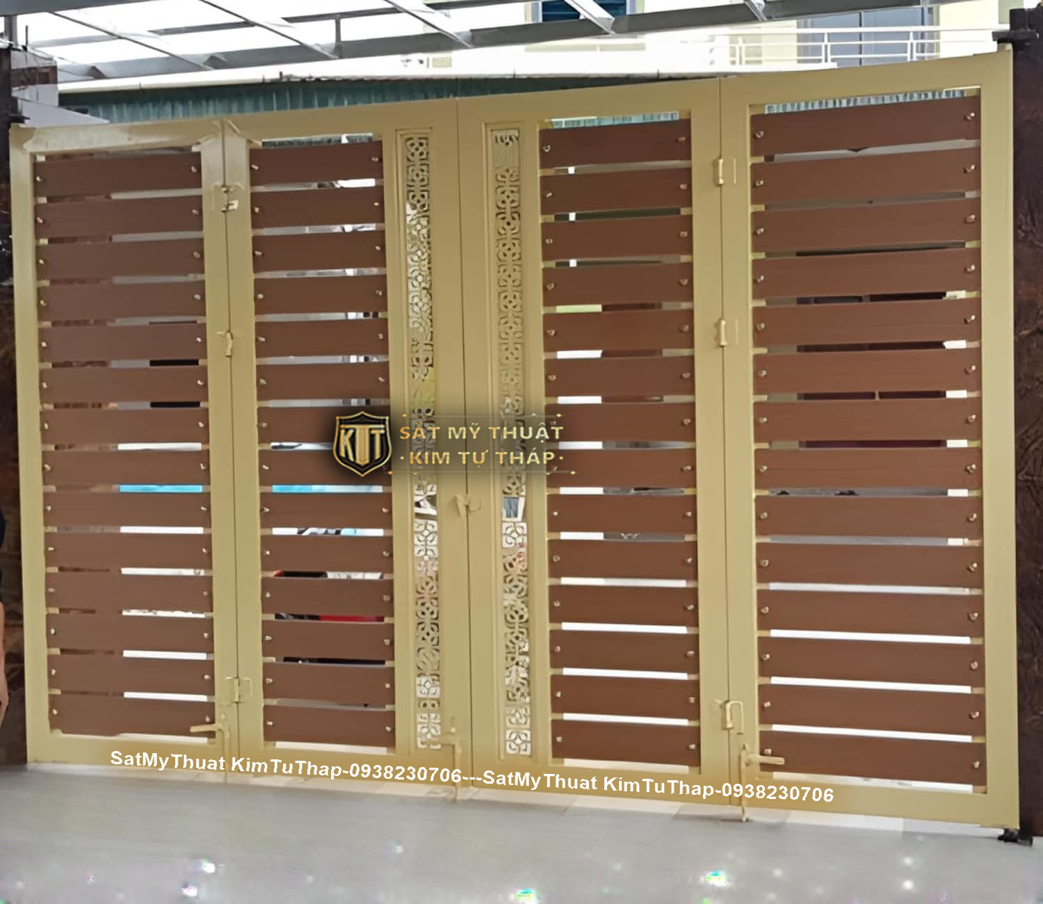52+ Mẫu cổng sắt nan gỗ (vân gỗ, giả gỗ) được ưa chuộng nhất hiện nay Cổng sắt giả gỗ 4 cánh độc đáo