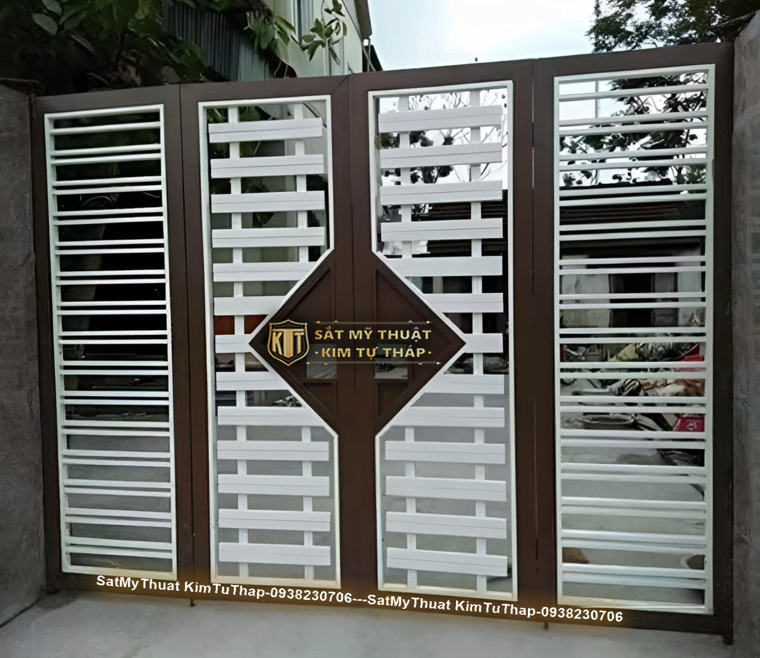 52+ Mẫu cổng sắt nan gỗ (vân gỗ, giả gỗ) được ưa chuộng nhất hiện nay Cổng sắt giả gỗ 4 cánh hiện đại