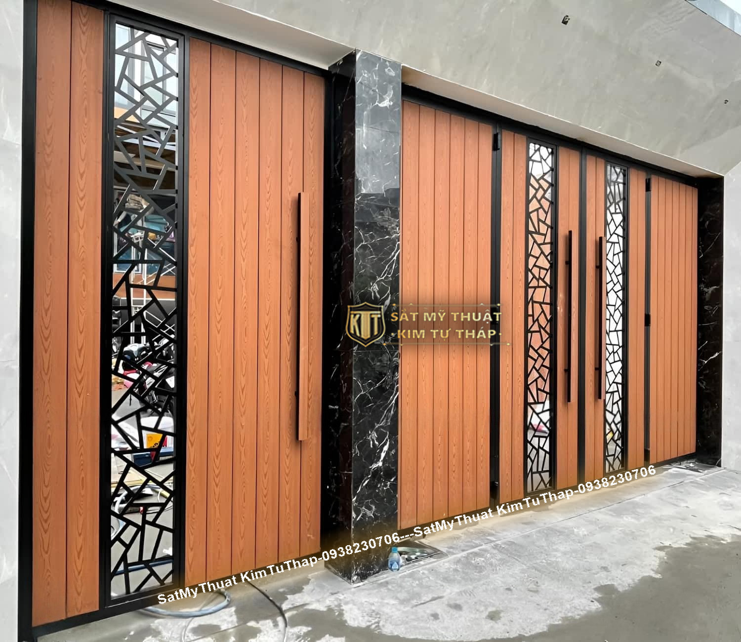 52+ Mẫu cổng sắt nan gỗ (vân gỗ, giả gỗ) được ưa chuộng nhất hiện nay Cổng sắt nan gỗ cnc đẹp tinh tế