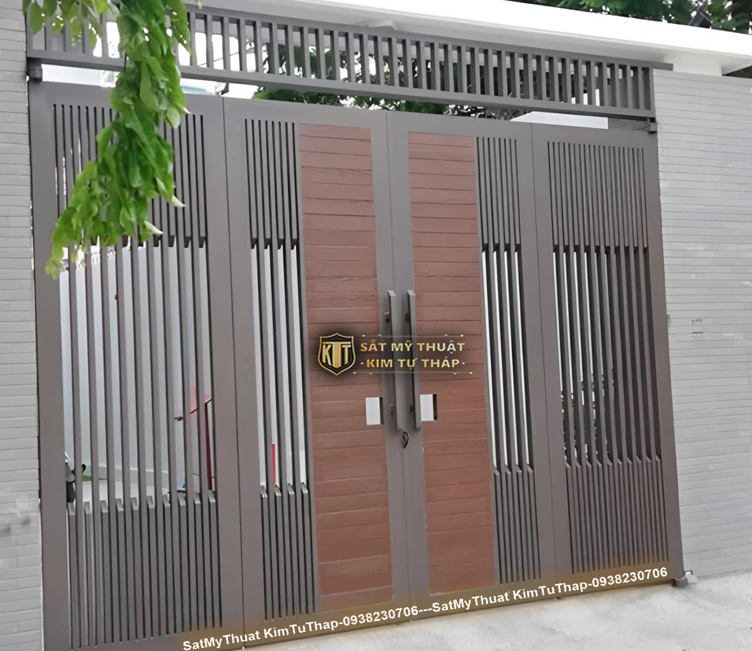 52+ Mẫu cổng sắt nan gỗ (vân gỗ, giả gỗ) được ưa chuộng nhất hiện nay Cổng sắt nan gỗ hiện đại