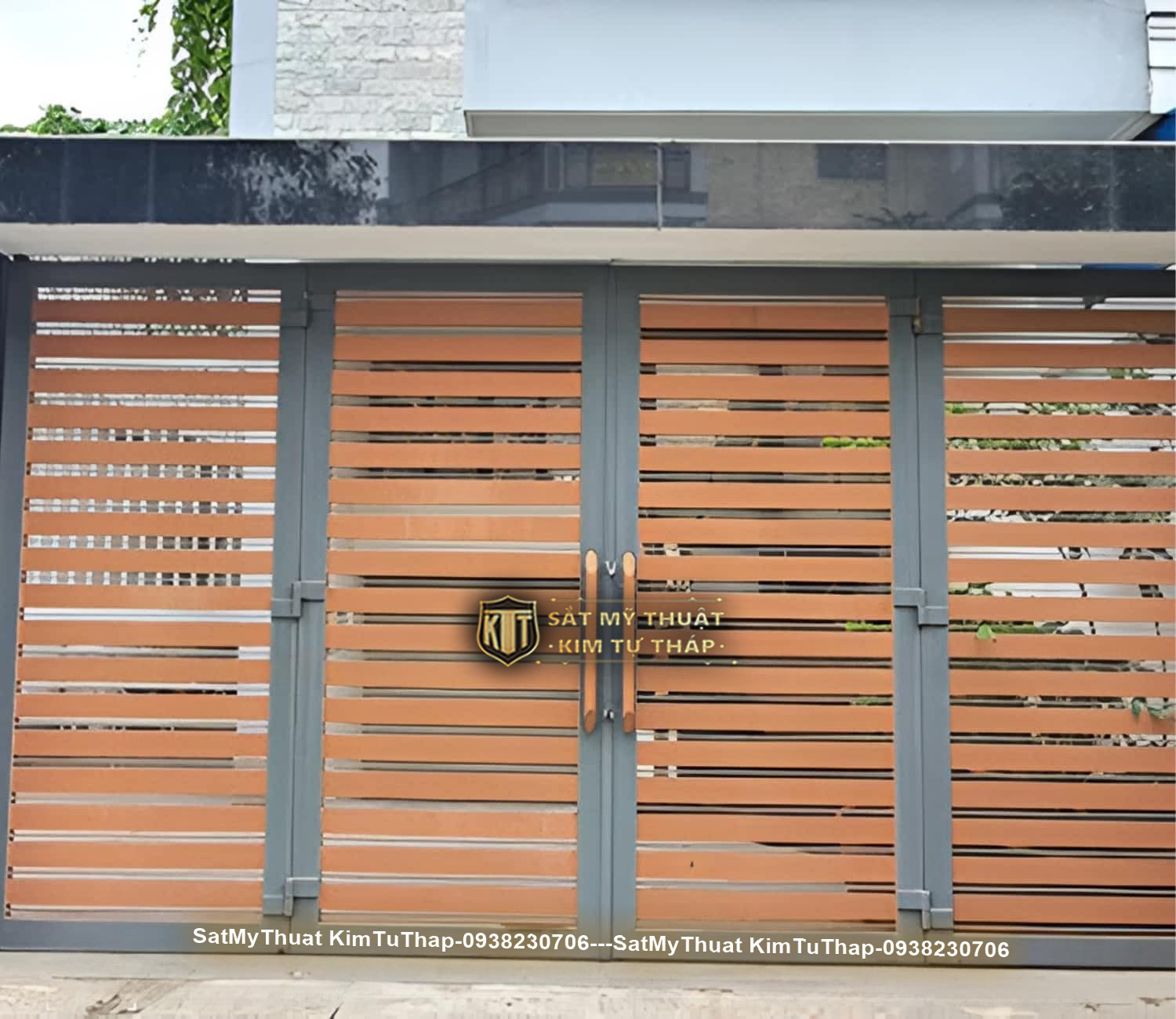 52+ Mẫu cổng sắt nan gỗ (vân gỗ, giả gỗ) được ưa chuộng nhất hiện nay Cổng sắt nan gỗ hiện đại đẹp