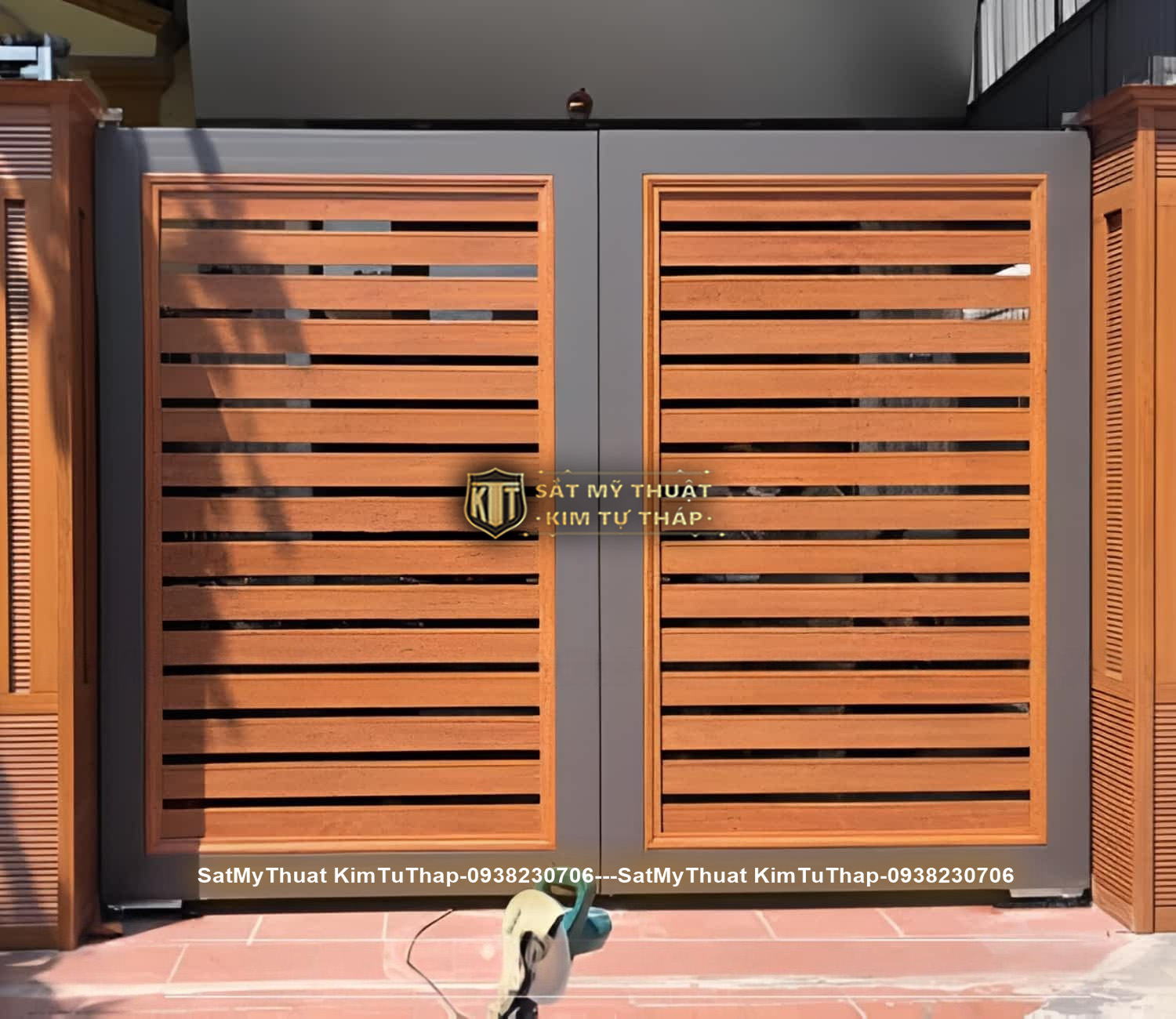 52+ Mẫu cổng sắt nan gỗ (vân gỗ, giả gỗ) được ưa chuộng nhất hiện nay Cổng sắt nan gỗ hiện đại thời thượng