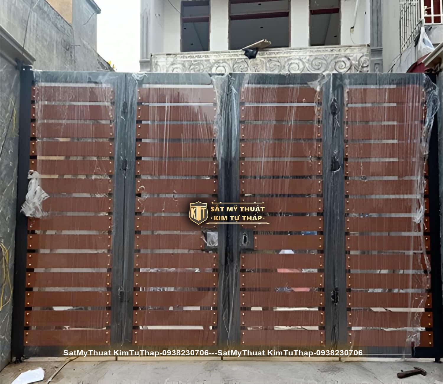 102+ mẫu cửa cổng sắt 4 cánh đẹp đơn giản & hiện đại giá rẻ nhất hiện nay Cửa cổng sắt 4 cánh nan gỗ cho nhà phố