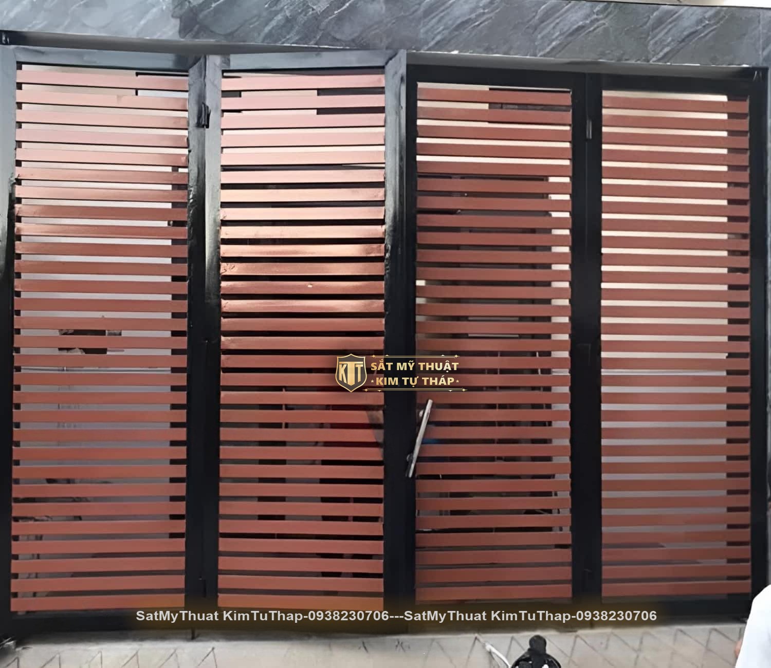 102+ mẫu cửa cổng sắt 4 cánh đẹp đơn giản & hiện đại giá rẻ nhất hiện nay Cửa cổng sắt 4 cánh nan gỗ sang trọng