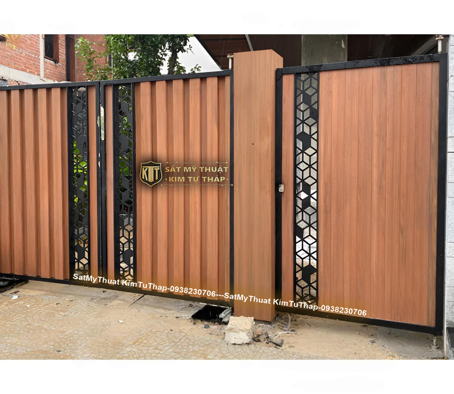 52+ Mẫu cổng sắt nan gỗ (vân gỗ, giả gỗ) được ưa chuộng nhất hiện nay Giá cổng sắt nan gỗ phụ thuộc vào nhiều yếu tố như thiết kế, kích thước, quy cách đo, độ dày, loại sơn phủ bề mặt,...